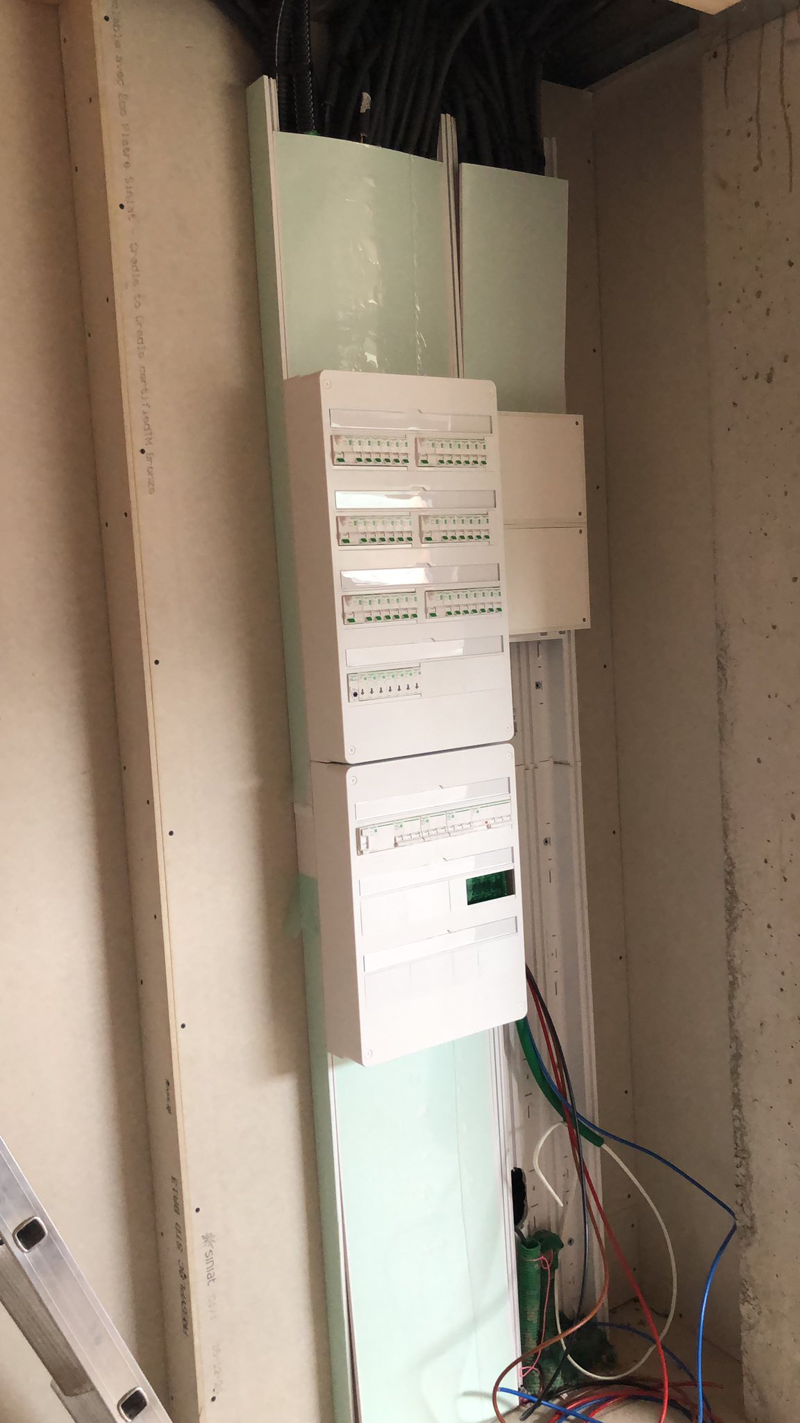 Réalisation complète du câblage d’un tableau électrique, incluant l’organisation, le raccordement et la mise en service de l’ensemble des circuits de distribution, dans le respect des normes en vigueur dans une maison en rénovation à proximité de Riom. par ELECmt Frédéric Apert Électricité Générale en Auvergne Puy de Dôme - Chatel-Guyon - Riom