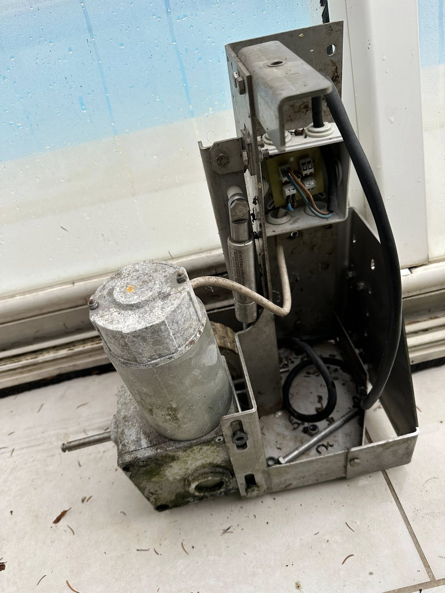Dépannage sur un moteur de dôme piscine à proximité de Volvic. Dépannage sur un moteur de dôme piscine à proximité de Volvic. par ELECmt Frédéric Apert Électricité Générale en Auvergne Puy de Dôme - Chatel-Guyon - Riom
