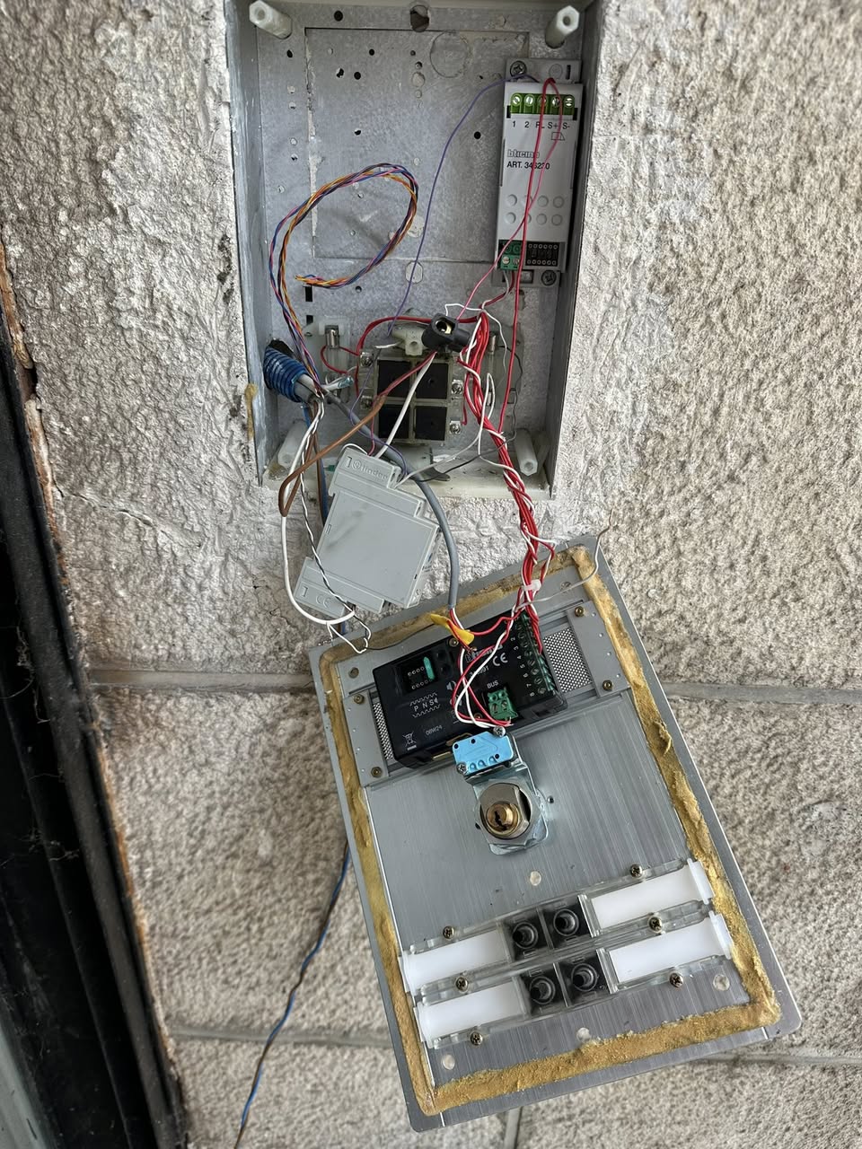 Installation d'un digicode proche de Chatel-Guyon. Installation d'un digicode proche de Chatel-Guyon. par ELECmt Frédéric Apert Électricité Générale en Auvergne Puy de Dôme - Chatel-Guyon - Riom