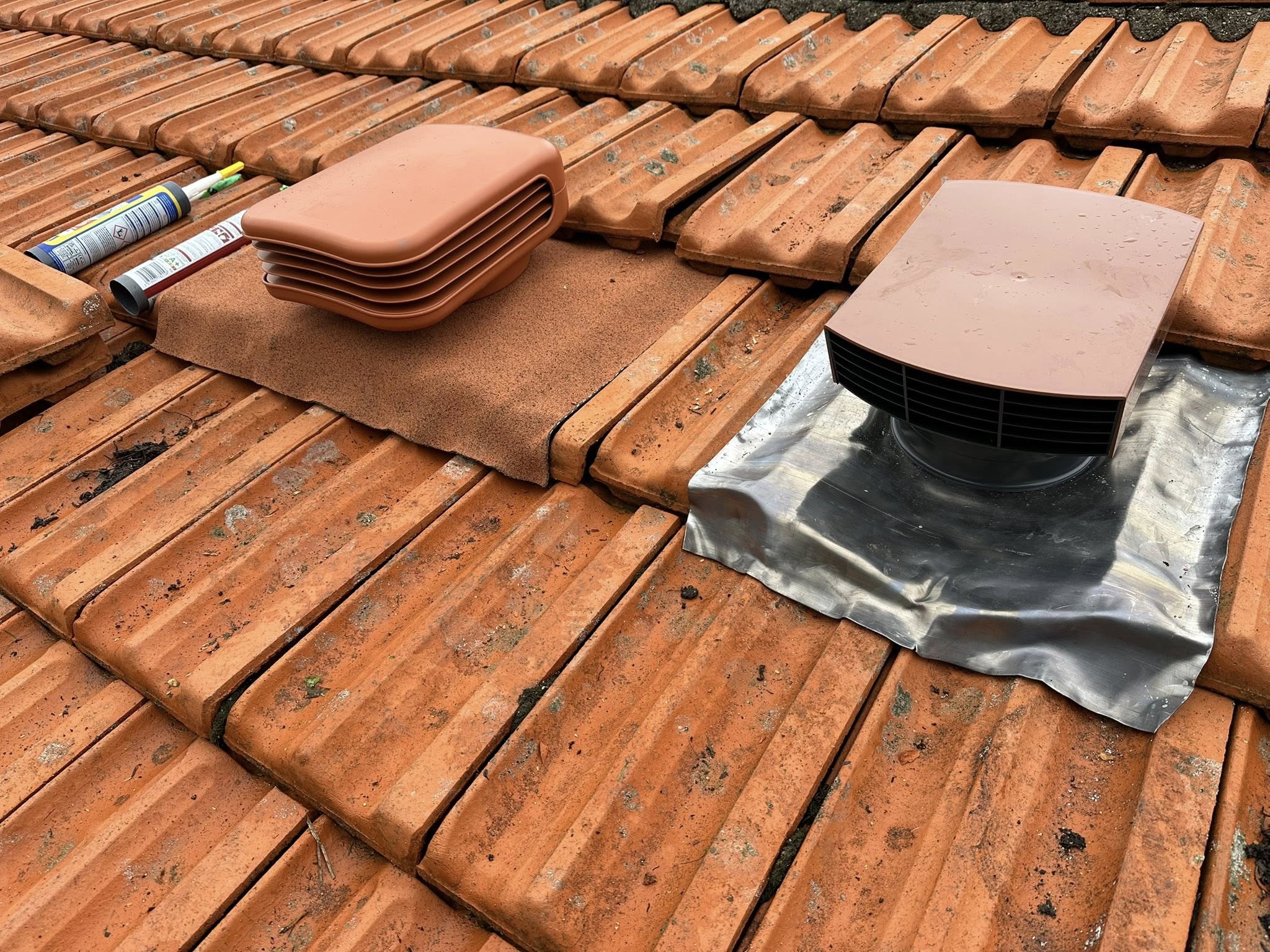 Installation d’une VMC hygroréglable Octeo avec sortie de toit en toiture proche de Riom. Installation d’une VMC hygroréglable Octeo avec sortie de toit en toiture proche de Riom. par ELECmt Frédéric Apert Électricité Générale en Auvergne Puy de Dôme - Chatel-Guyon - Riom