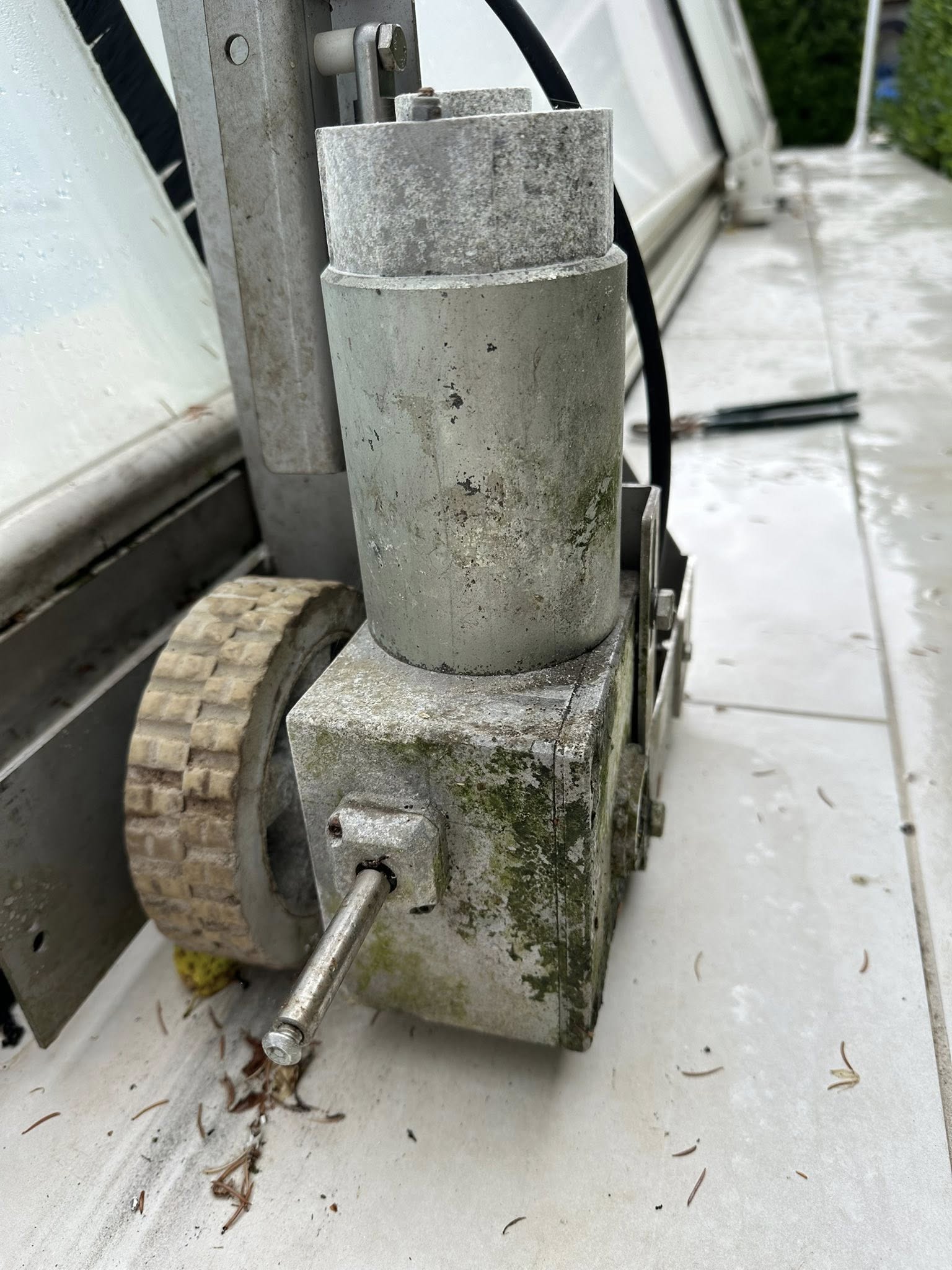 Dépannage sur un moteur de dôme piscine à proximité de Volvic. Dépannage sur un moteur de dôme piscine à proximité de Volvic. par ELECmt Frédéric Apert Électricité Générale en Auvergne Puy de Dôme - Chatel-Guyon - Riom