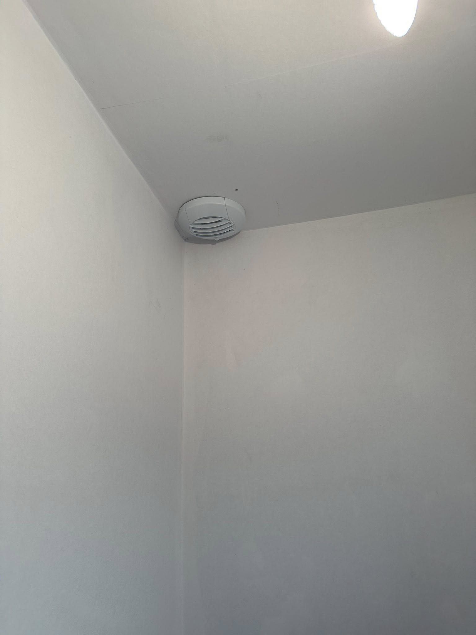 Installation d’une VMC hygroréglable Octeo avec sortie de toit en toiture proche de Riom. Installation d’une VMC hygroréglable Octeo avec sortie de toit en toiture proche de Riom. par ELECmt Frédéric Apert Électricité Générale en Auvergne Puy de Dôme - Chatel-Guyon - Riom