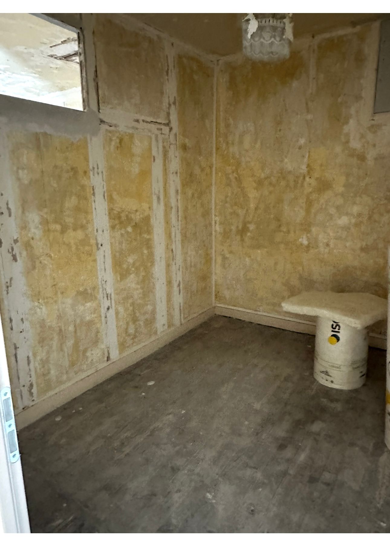 Réalisation d’une rénovation électrique complète d’un appartement à Clermont-Ferrand, dans le cadre d’une remise aux normes et d’une modernisation de l’installation existante.  <br><br>L’intervention a compris la reprise totale du compteur électrique, avec la pose d’un tableau électrique neuf, conforme aux normes en vigueur (NF C 15-100), intégrant les dispositifs de protection nécessaires pour assurer la sécurité des occupants.  <br><br>L’ensemble du câblage électrique a été remplacé : tirage de nouveaux câbles, création et réorganisation des circuits (prises, éclairage, équipements électroménagers), ainsi que l’installation de prises et interrupteurs modernes.  Cette rénovation garantit désormais une installation fiable, sécurisée et conforme, offrant un meilleur confort d’utilisation et une installation prête à évoluer selon les besoins du logement. par ELECmt Frédéric Apert Électricité Générale en Auvergne Puy de Dôme - Chatel-Guyon - Riom