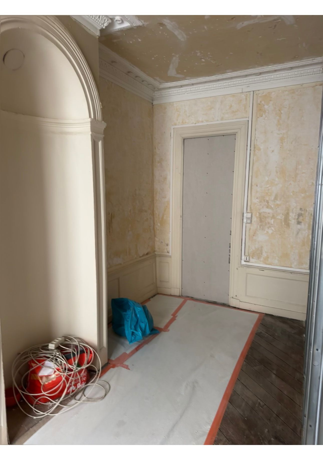 Réalisation d’une rénovation électrique complète d’un appartement à Clermont-Ferrand, dans le cadre d’une remise aux normes et d’une modernisation de l’installation existante.  <br><br>L’intervention a compris la reprise totale du compteur électrique, avec la pose d’un tableau électrique neuf, conforme aux normes en vigueur (NF C 15-100), intégrant les dispositifs de protection nécessaires pour assurer la sécurité des occupants.  <br><br>L’ensemble du câblage électrique a été remplacé : tirage de nouveaux câbles, création et réorganisation des circuits (prises, éclairage, équipements électroménagers), ainsi que l’installation de prises et interrupteurs modernes.  Cette rénovation garantit désormais une installation fiable, sécurisée et conforme, offrant un meilleur confort d’utilisation et une installation prête à évoluer selon les besoins du logement. par ELECmt Frédéric Apert Électricité Générale en Auvergne Puy de Dôme - Chatel-Guyon - Riom