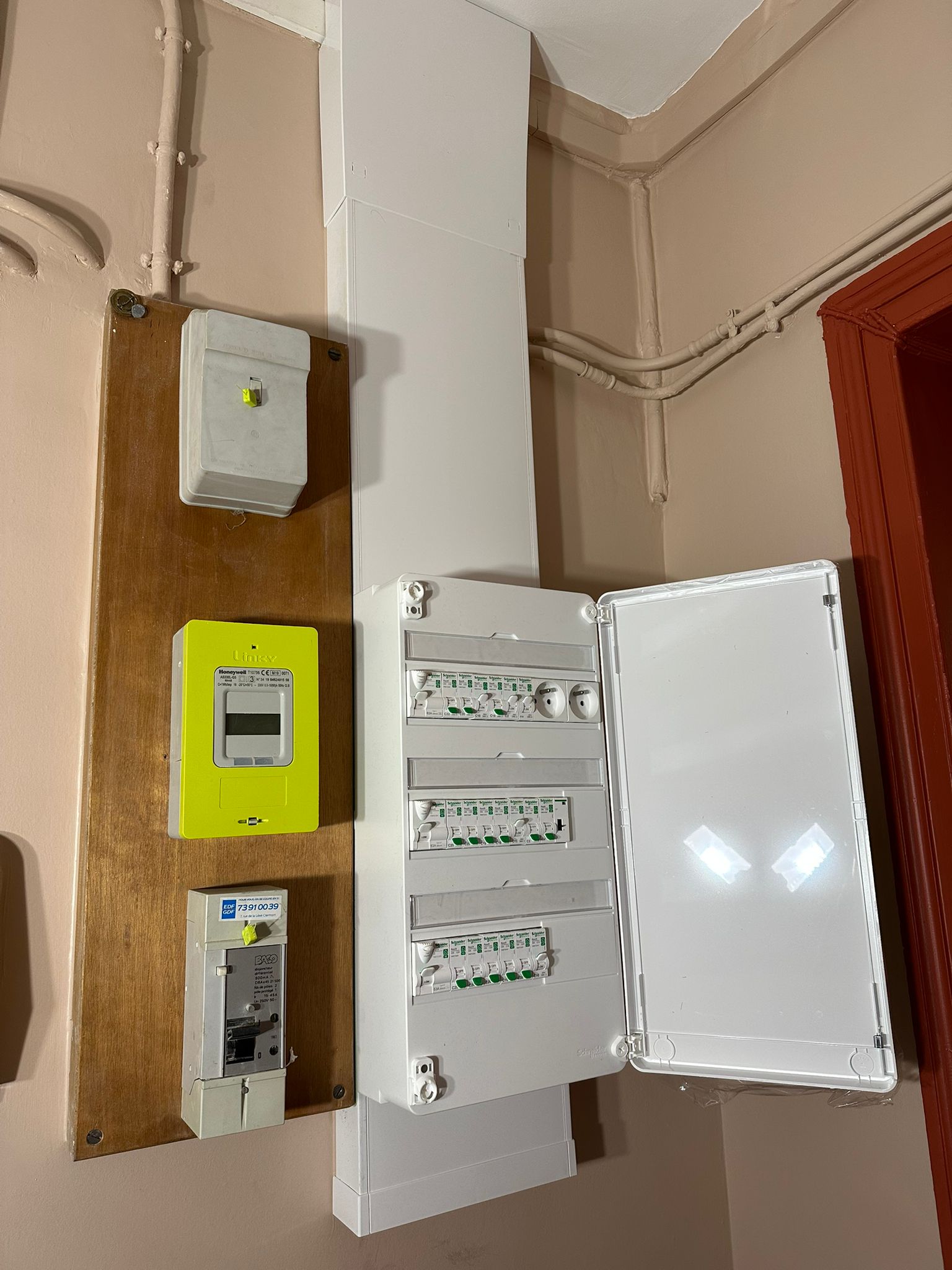 Réalisation d’une rénovation électrique complète d’un appartement à Clermont-Ferrand, dans le cadre d’une remise aux normes et d’une modernisation de l’installation existante.  <br><br>L’intervention a compris la reprise totale du compteur électrique, avec la pose d’un tableau électrique neuf, conforme aux normes en vigueur (NF C 15-100), intégrant les dispositifs de protection nécessaires pour assurer la sécurité des occupants.  <br><br>L’ensemble du câblage électrique a été remplacé : tirage de nouveaux câbles, création et réorganisation des circuits (prises, éclairage, équipements électroménagers), ainsi que l’installation de prises et interrupteurs modernes.  Cette rénovation garantit désormais une installation fiable, sécurisée et conforme, offrant un meilleur confort d’utilisation et une installation prête à évoluer selon les besoins du logement. par ELECmt Frédéric Apert Électricité Générale en Auvergne Puy de Dôme - Chatel-Guyon - Riom
