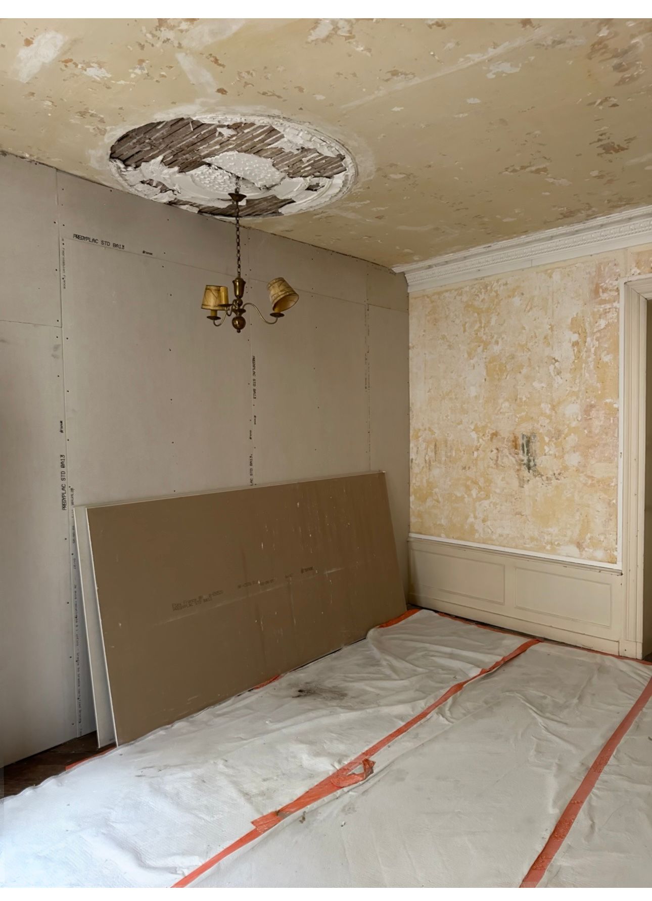 Réalisation d’une rénovation électrique complète d’un appartement à Clermont-Ferrand, dans le cadre d’une remise aux normes et d’une modernisation de l’installation existante.  <br><br>L’intervention a compris la reprise totale du compteur électrique, avec la pose d’un tableau électrique neuf, conforme aux normes en vigueur (NF C 15-100), intégrant les dispositifs de protection nécessaires pour assurer la sécurité des occupants.  <br><br>L’ensemble du câblage électrique a été remplacé : tirage de nouveaux câbles, création et réorganisation des circuits (prises, éclairage, équipements électroménagers), ainsi que l’installation de prises et interrupteurs modernes.  Cette rénovation garantit désormais une installation fiable, sécurisée et conforme, offrant un meilleur confort d’utilisation et une installation prête à évoluer selon les besoins du logement. par ELECmt Frédéric Apert Électricité Générale en Auvergne Puy de Dôme - Chatel-Guyon - Riom