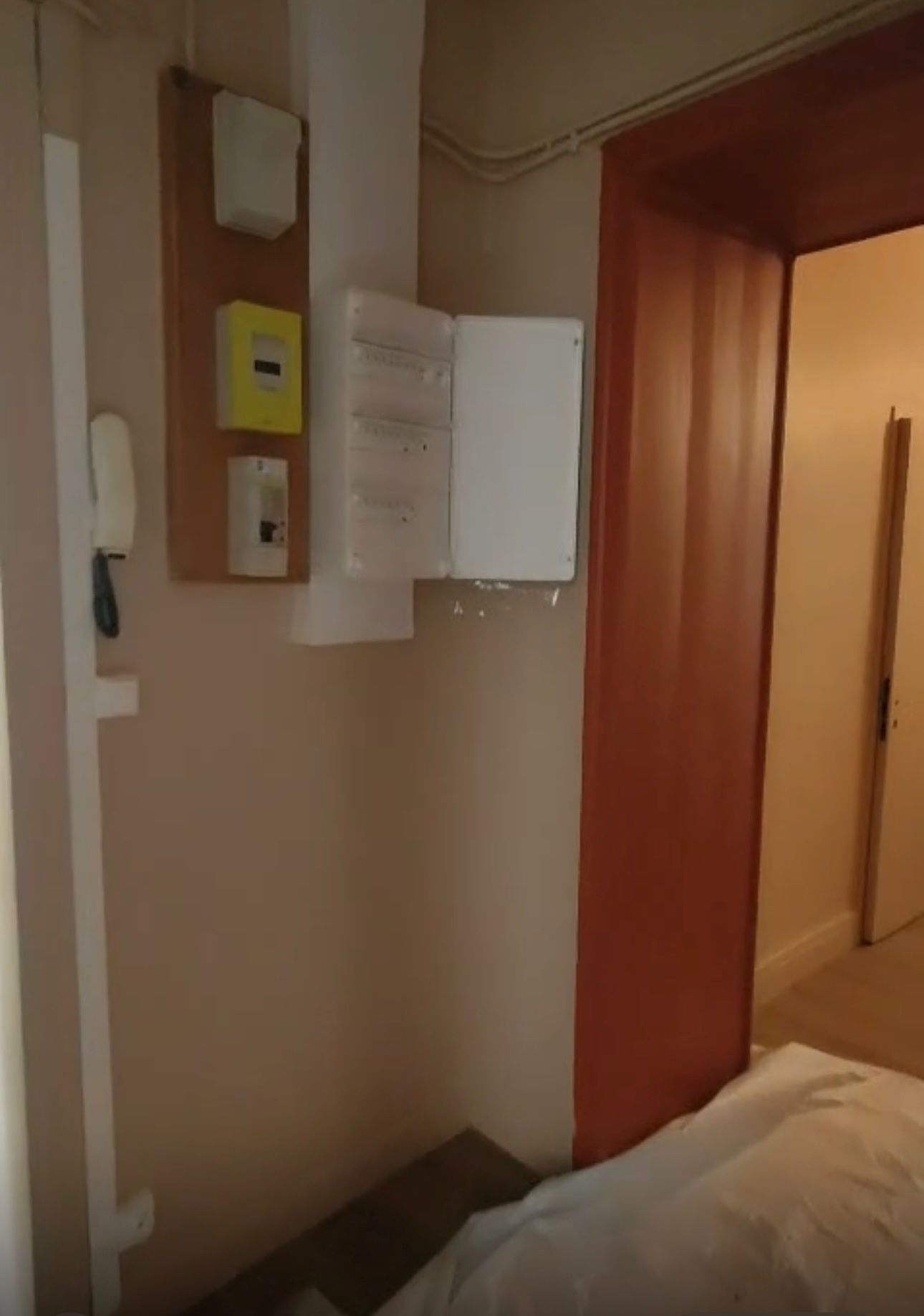 Réalisation d’une rénovation électrique complète d’un appartement à Clermont-Ferrand, dans le cadre d’une remise aux normes et d’une modernisation de l’installation existante.  <br><br>L’intervention a compris la reprise totale du compteur électrique, avec la pose d’un tableau électrique neuf, conforme aux normes en vigueur (NF C 15-100), intégrant les dispositifs de protection nécessaires pour assurer la sécurité des occupants.  <br><br>L’ensemble du câblage électrique a été remplacé : tirage de nouveaux câbles, création et réorganisation des circuits (prises, éclairage, équipements électroménagers), ainsi que l’installation de prises et interrupteurs modernes.  Cette rénovation garantit désormais une installation fiable, sécurisée et conforme, offrant un meilleur confort d’utilisation et une installation prête à évoluer selon les besoins du logement. par ELECmt Frédéric Apert Électricité Générale en Auvergne Puy de Dôme - Chatel-Guyon - Riom