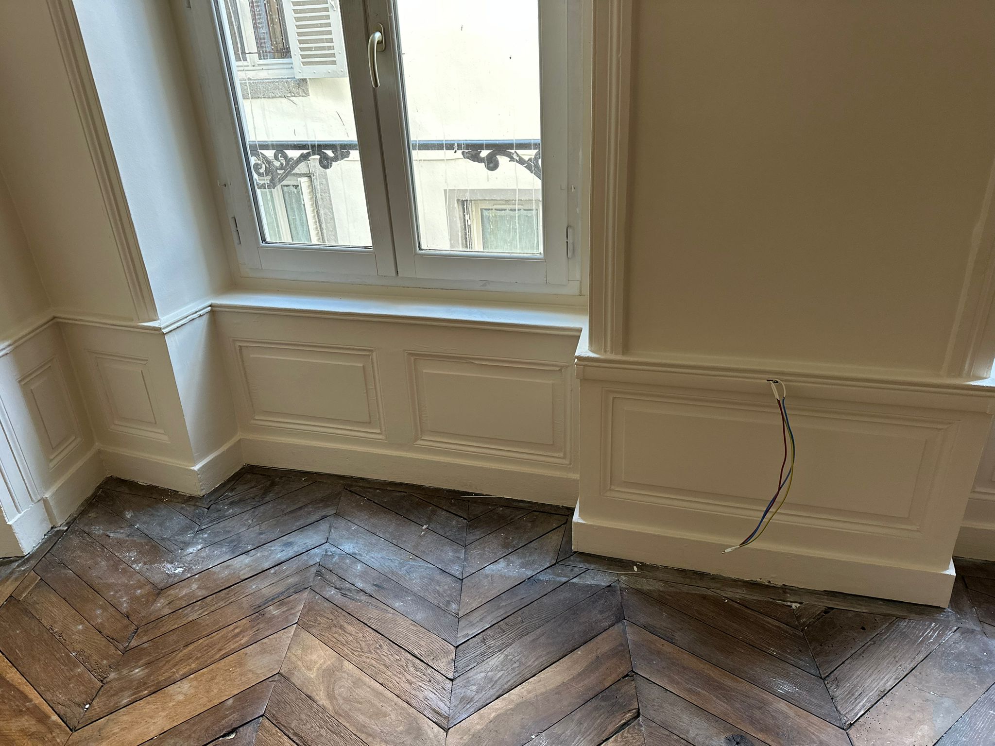 Réalisation d’une rénovation électrique complète d’un appartement à Clermont-Ferrand, dans le cadre d’une remise aux normes et d’une modernisation de l’installation existante.  <br><br>L’intervention a compris la reprise totale du compteur électrique, avec la pose d’un tableau électrique neuf, conforme aux normes en vigueur (NF C 15-100), intégrant les dispositifs de protection nécessaires pour assurer la sécurité des occupants.  <br><br>L’ensemble du câblage électrique a été remplacé : tirage de nouveaux câbles, création et réorganisation des circuits (prises, éclairage, équipements électroménagers), ainsi que l’installation de prises et interrupteurs modernes.  Cette rénovation garantit désormais une installation fiable, sécurisée et conforme, offrant un meilleur confort d’utilisation et une installation prête à évoluer selon les besoins du logement. par ELECmt Frédéric Apert Électricité Générale en Auvergne Puy de Dôme - Chatel-Guyon - Riom