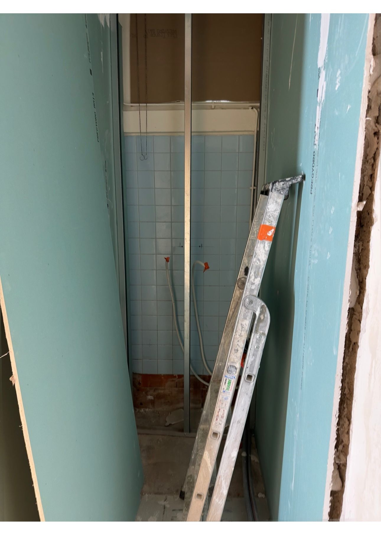 Réalisation d’une rénovation électrique complète d’un appartement à Clermont-Ferrand, dans le cadre d’une remise aux normes et d’une modernisation de l’installation existante.  <br><br>L’intervention a compris la reprise totale du compteur électrique, avec la pose d’un tableau électrique neuf, conforme aux normes en vigueur (NF C 15-100), intégrant les dispositifs de protection nécessaires pour assurer la sécurité des occupants.  <br><br>L’ensemble du câblage électrique a été remplacé : tirage de nouveaux câbles, création et réorganisation des circuits (prises, éclairage, équipements électroménagers), ainsi que l’installation de prises et interrupteurs modernes.  Cette rénovation garantit désormais une installation fiable, sécurisée et conforme, offrant un meilleur confort d’utilisation et une installation prête à évoluer selon les besoins du logement. par ELECmt Frédéric Apert Électricité Générale en Auvergne Puy de Dôme - Chatel-Guyon - Riom