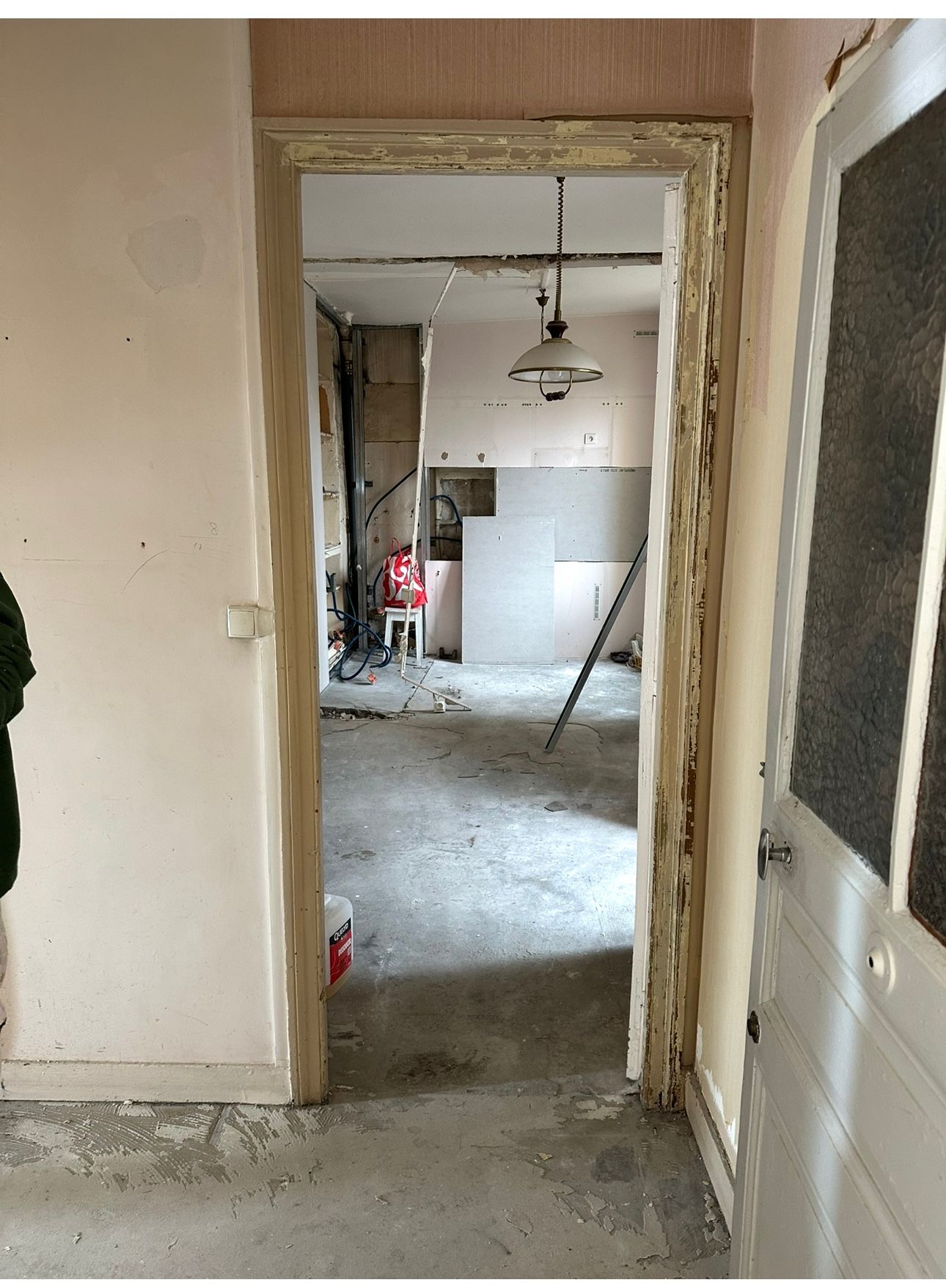 Réalisation d’une rénovation électrique complète d’un appartement à Clermont-Ferrand, dans le cadre d’une remise aux normes et d’une modernisation de l’installation existante.  <br><br>L’intervention a compris la reprise totale du compteur électrique, avec la pose d’un tableau électrique neuf, conforme aux normes en vigueur (NF C 15-100), intégrant les dispositifs de protection nécessaires pour assurer la sécurité des occupants.  <br><br>L’ensemble du câblage électrique a été remplacé : tirage de nouveaux câbles, création et réorganisation des circuits (prises, éclairage, équipements électroménagers), ainsi que l’installation de prises et interrupteurs modernes.  Cette rénovation garantit désormais une installation fiable, sécurisée et conforme, offrant un meilleur confort d’utilisation et une installation prête à évoluer selon les besoins du logement. par ELECmt Frédéric Apert Électricité Générale en Auvergne Puy de Dôme - Chatel-Guyon - Riom