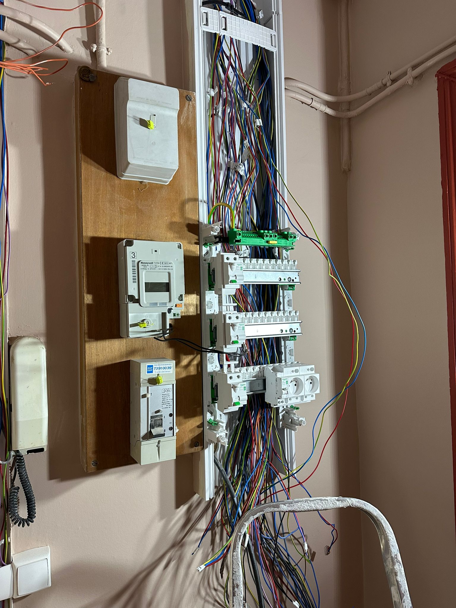 Réalisation d’une rénovation électrique complète d’un appartement à Clermont-Ferrand, dans le cadre d’une remise aux normes et d’une modernisation de l’installation existante.  <br><br>L’intervention a compris la reprise totale du compteur électrique, avec la pose d’un tableau électrique neuf, conforme aux normes en vigueur (NF C 15-100), intégrant les dispositifs de protection nécessaires pour assurer la sécurité des occupants.  <br><br>L’ensemble du câblage électrique a été remplacé : tirage de nouveaux câbles, création et réorganisation des circuits (prises, éclairage, équipements électroménagers), ainsi que l’installation de prises et interrupteurs modernes.  Cette rénovation garantit désormais une installation fiable, sécurisée et conforme, offrant un meilleur confort d’utilisation et une installation prête à évoluer selon les besoins du logement. par ELECmt Frédéric Apert Électricité Générale en Auvergne Puy de Dôme - Chatel-Guyon - Riom