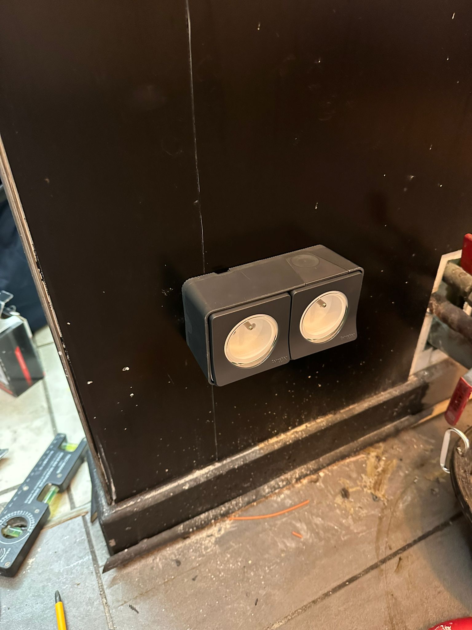 Installation de prises électriques adaptées aux bacs à shampooing dans un salon de coiffure, avec création de circuits sécurisés conformes aux normes en vigueur. <br><br>Une intervention garantissant sécurité, fiabilité et confort d’utilisation pour les professionnels et la clientèle. par ELECmt Frédéric Apert Électricité Générale en Auvergne Puy de Dôme - Chatel-Guyon - Riom