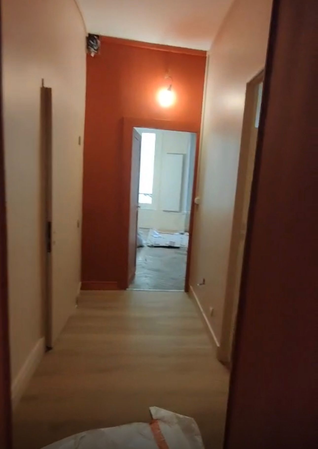 Réalisation d’une rénovation électrique complète d’un appartement à Clermont-Ferrand, dans le cadre d’une remise aux normes et d’une modernisation de l’installation existante.  <br><br>L’intervention a compris la reprise totale du compteur électrique, avec la pose d’un tableau électrique neuf, conforme aux normes en vigueur (NF C 15-100), intégrant les dispositifs de protection nécessaires pour assurer la sécurité des occupants.  <br><br>L’ensemble du câblage électrique a été remplacé : tirage de nouveaux câbles, création et réorganisation des circuits (prises, éclairage, équipements électroménagers), ainsi que l’installation de prises et interrupteurs modernes.  Cette rénovation garantit désormais une installation fiable, sécurisée et conforme, offrant un meilleur confort d’utilisation et une installation prête à évoluer selon les besoins du logement. par ELECmt Frédéric Apert Électricité Générale en Auvergne Puy de Dôme - Chatel-Guyon - Riom