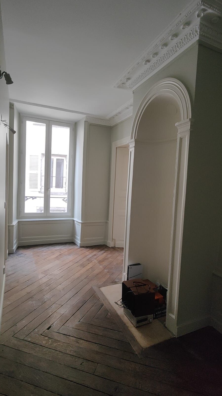Réalisation d’une rénovation électrique complète d’un appartement à Clermont-Ferrand, dans le cadre d’une remise aux normes et d’une modernisation de l’installation existante.  <br><br>L’intervention a compris la reprise totale du compteur électrique, avec la pose d’un tableau électrique neuf, conforme aux normes en vigueur (NF C 15-100), intégrant les dispositifs de protection nécessaires pour assurer la sécurité des occupants.  <br><br>L’ensemble du câblage électrique a été remplacé : tirage de nouveaux câbles, création et réorganisation des circuits (prises, éclairage, équipements électroménagers), ainsi que l’installation de prises et interrupteurs modernes.  Cette rénovation garantit désormais une installation fiable, sécurisée et conforme, offrant un meilleur confort d’utilisation et une installation prête à évoluer selon les besoins du logement. par ELECmt Frédéric Apert Électricité Générale en Auvergne Puy de Dôme - Chatel-Guyon - Riom