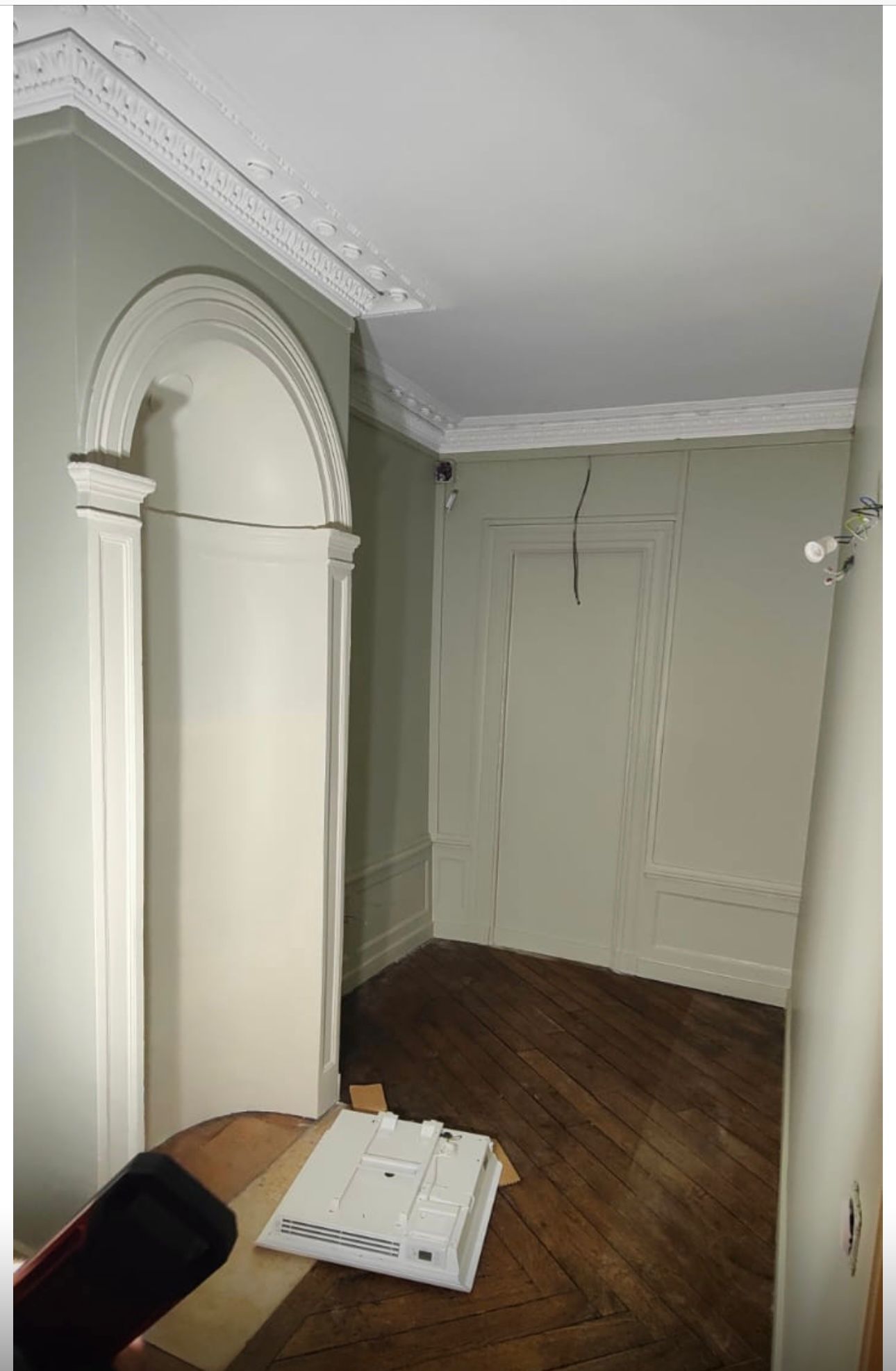 Réalisation d’une rénovation électrique complète d’un appartement à Clermont-Ferrand, dans le cadre d’une remise aux normes et d’une modernisation de l’installation existante.  <br><br>L’intervention a compris la reprise totale du compteur électrique, avec la pose d’un tableau électrique neuf, conforme aux normes en vigueur (NF C 15-100), intégrant les dispositifs de protection nécessaires pour assurer la sécurité des occupants.  <br><br>L’ensemble du câblage électrique a été remplacé : tirage de nouveaux câbles, création et réorganisation des circuits (prises, éclairage, équipements électroménagers), ainsi que l’installation de prises et interrupteurs modernes.  Cette rénovation garantit désormais une installation fiable, sécurisée et conforme, offrant un meilleur confort d’utilisation et une installation prête à évoluer selon les besoins du logement. par ELECmt Frédéric Apert Électricité Générale en Auvergne Puy de Dôme - Chatel-Guyon - Riom